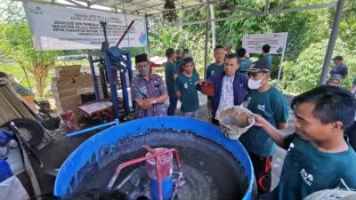 Terus Dorong Optimalisasi Pemanfaatan FABA, PLN Berikan Bantuan Mesin Cetak Paving Block dan Batako