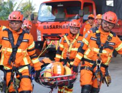 Tim NAP 102 Selamatkan Korban Tertimpa Gempa