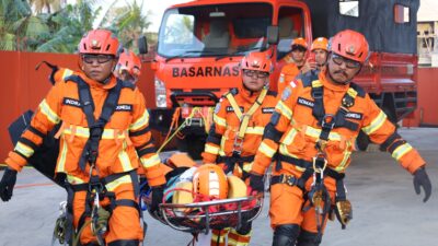 Tim NAP 102 Selamatkan Korban Tertimpa Gempa