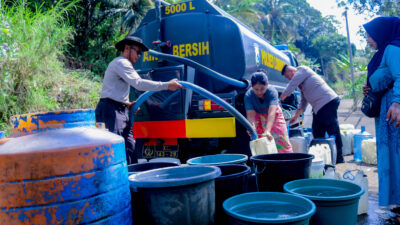 Krisis Air Bersih, Polres Lobar Distribusikan 5000 Liter Air