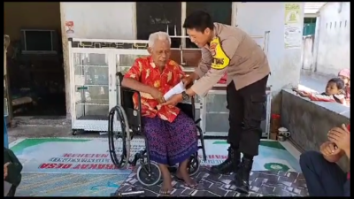 Polres Lombok Timur Peduli Lansia, Agus Salim Berikan Kursi Roda