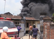 Bakar Sampah, Gudang Penyimpanan Ban Bekas Ludes Terbakar