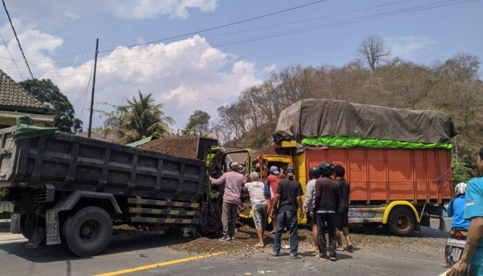 Dua Truk Adu Jangkrik, Dua Sopir Dilarikan ke Rumah Sakit