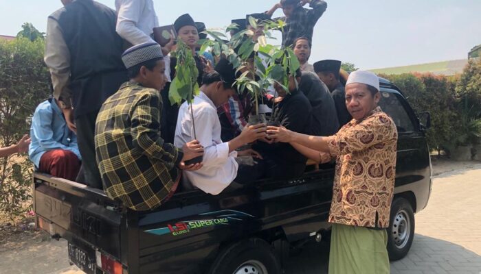 Moment Hari Santri, Sulhan Muchlis Gagas Program ”Hijau Pesantrenku, Lestari Desaku”