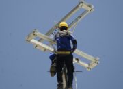 Kado HLN ke-78, PLN NTB Nyalakan Listrik Warga Desa Labuhan Aji di Pulau Moyo Selama 24 Jam