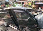 Cuaca Buruk, Satu Unit Mobil Rusak Tertimpa Pohon