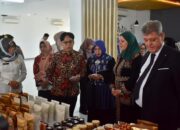 Bunda Lale Perkenalkan produk Buatan NTB Ke Dubes Palestina