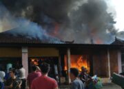 Toko Sepatu, dan Toko Perabotan Rumah Tangga di Gerung Ludes Terbakar