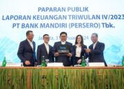 (Kiri-kanan) Direktur Teknologi Informasi Bank Mandiri Timothy Utama, Direktur Manajemen Risiko Ahmad Siddik Badruddin, Direktur Utama Darmawan Junaidi, Wakil Direktur Utama Alexandra Askandar, Direktur Keuangan dan Strategi Sigit Prastowo, sedang berbincang sebelum penyampaian Paparan Publik Kinerja Bank Mandiri Tahun 2023, di Jakarta, Rabu (31/1). Bank berlogo pita emas ini berhasil membukukan pertumbuhan laba bersih secara konsolidasi 33,7% secara YoY menjadi Rp 55,1 triliun pada akhir tahun lalu. Capaian ini tak lepas dari keberhasilan perseroan mendorong penyaluran kredit hingga tumbuh 16,3% yoy menjadi Rp1.398,1 triliun, yang melampaui pertumbuhan industri yang sebesar 10,38%.