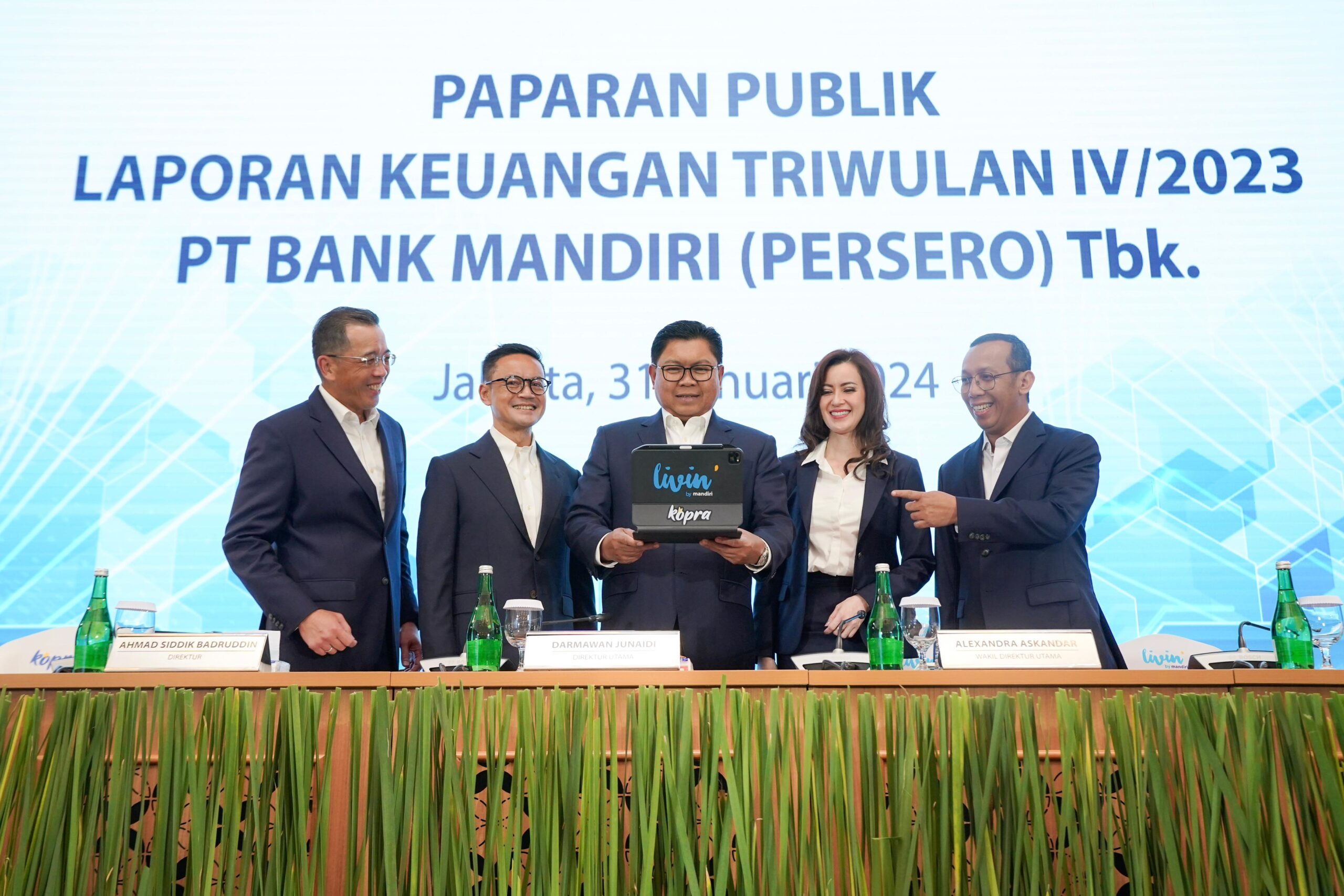 (Kiri-kanan) Direktur Teknologi Informasi Bank Mandiri Timothy Utama, Direktur Manajemen Risiko Ahmad Siddik Badruddin, Direktur Utama Darmawan Junaidi, Wakil Direktur Utama Alexandra Askandar, Direktur Keuangan dan Strategi Sigit Prastowo, sedang berbincang sebelum penyampaian Paparan Publik Kinerja Bank Mandiri Tahun 2023, di Jakarta, Rabu (31/1). Bank berlogo pita emas ini berhasil membukukan pertumbuhan laba bersih secara konsolidasi 33,7% secara YoY menjadi Rp 55,1 triliun pada akhir tahun lalu. Capaian ini tak lepas dari keberhasilan perseroan mendorong penyaluran kredit hingga tumbuh 16,3% yoy menjadi Rp1.398,1 triliun, yang melampaui pertumbuhan industri yang sebesar 10,38%.