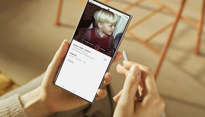 Edit semua hal yang mengganggu foto kamu, cukup pakai AI yang ada di Galeri Galaxy S24 Series