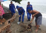 Hujan Gerimis Tak Surutkan Semangat Satpolairud Polres Sumbawa Bersihkan Pantai