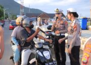 Begini Cara Satlantas Polres Sumbawa Bagikan Takjil dan Berikan Doorprize Bagi Pengguna Jalan
