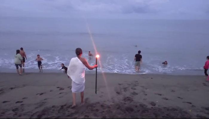 Umat Hindu di Lombok Barat Gelar Tradisi Ngembak Geni: Mandi di Pantai untuk Pembersihan Diri