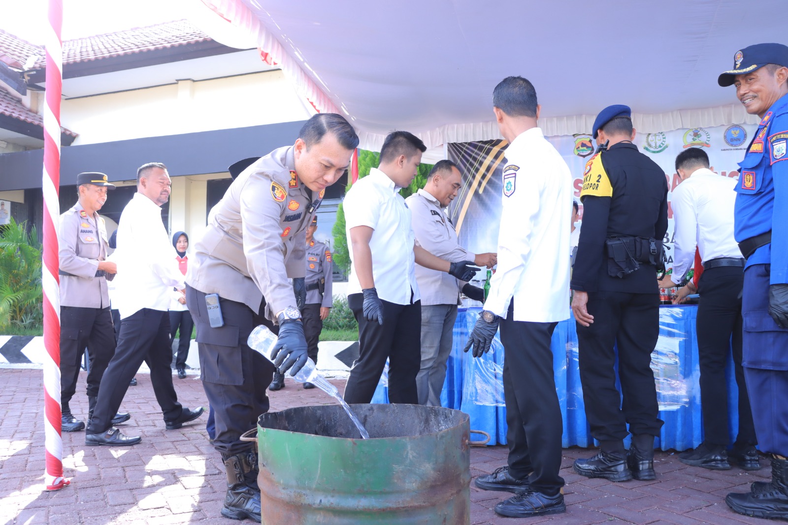 Ratusan Botol Miras Dimusnahkan di Sumbawa Barat!