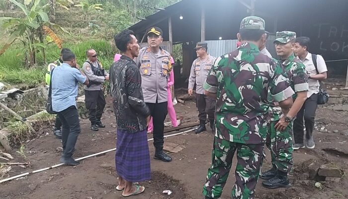 Kapolres Lombok Utara Turun Langsung Bantu Warga Terdampak Banjir di Kayangan