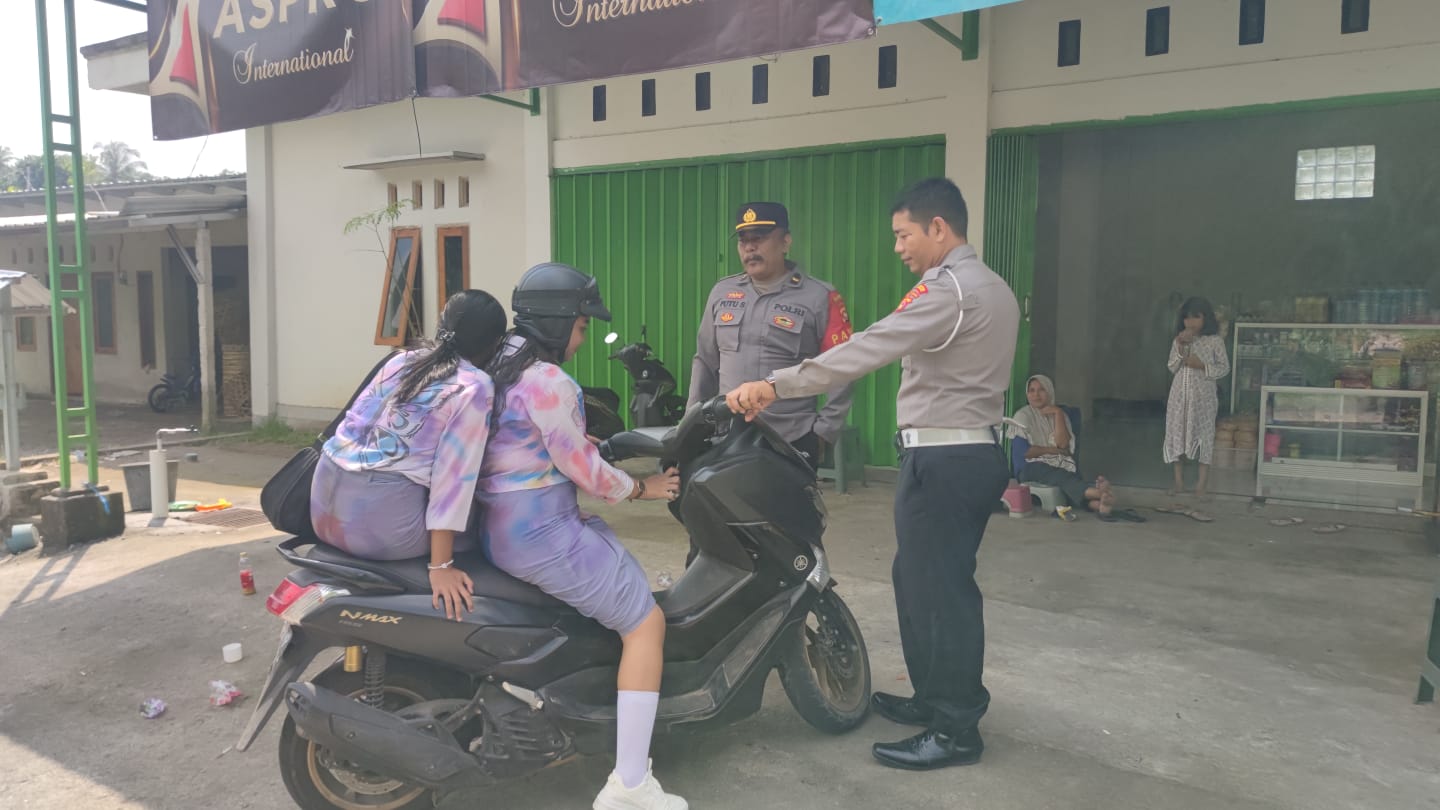 Polsek Narmada Gelar Patroli Cegah Konvoi dan Gangguan Keamanan Saat Perayaan Kelulusan Sekolah