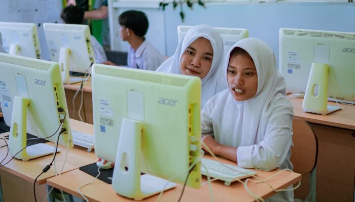 Sektor Kesehatan dan Pendidikan di Desa Sebotok Kini Nikmati Layanan Listrik PLN 24 Jam