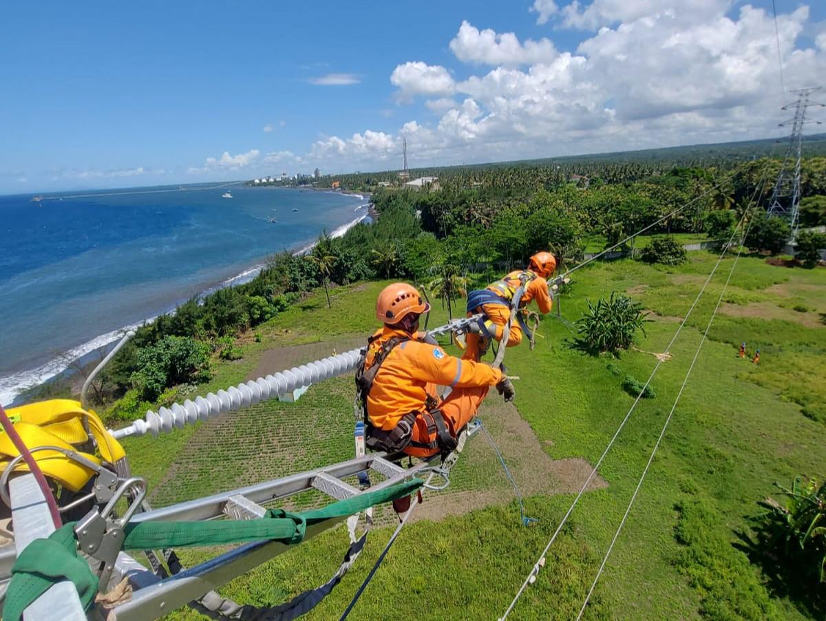 Petugas Pekerjaan Dalam Keadaan Bertegangan (PDKB) UPT Probolinggo dalam pemeliharaan SKLT Cable Head Ketapang memastikan kesiapan sistem transmisi berfungsi optimal menyalurkan kebutuhan listrik ke Bali selama rangkaian KTT WWF ke-10.