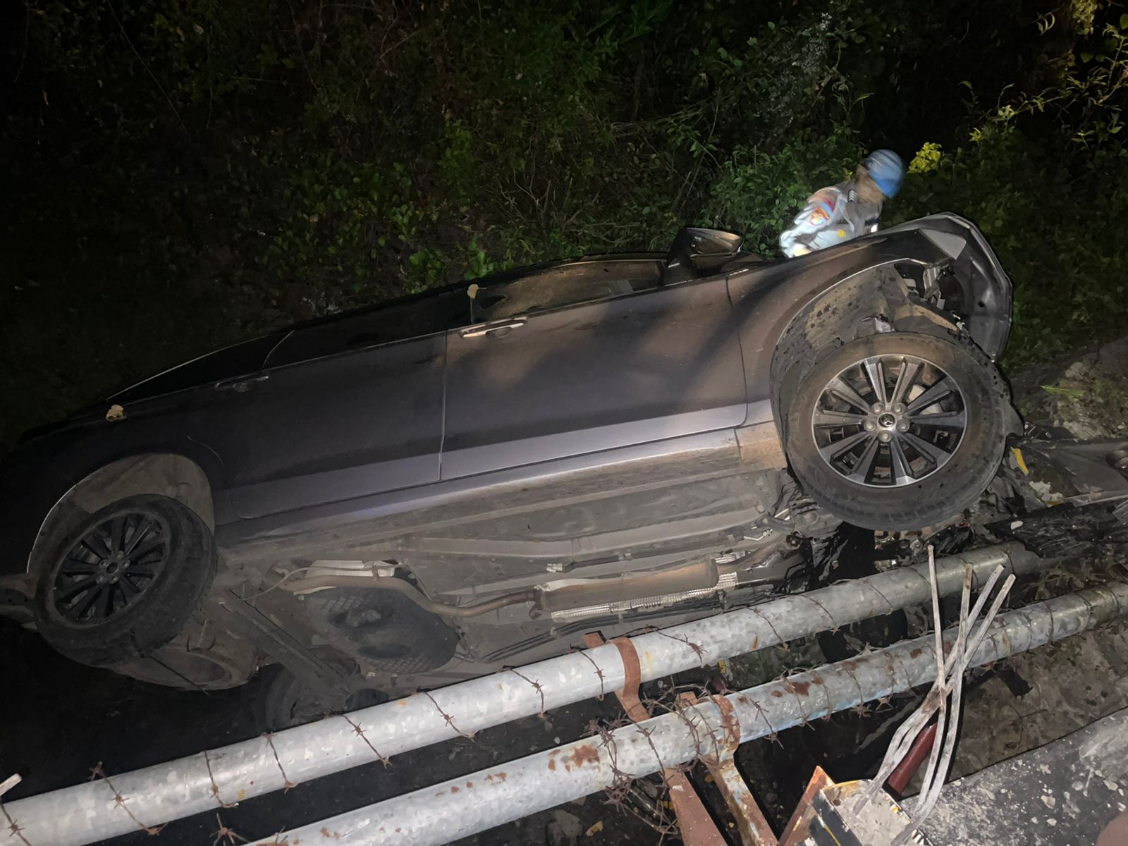 Mobil Avanza Tabrak Pembatas Jembatan di Lombok Utara