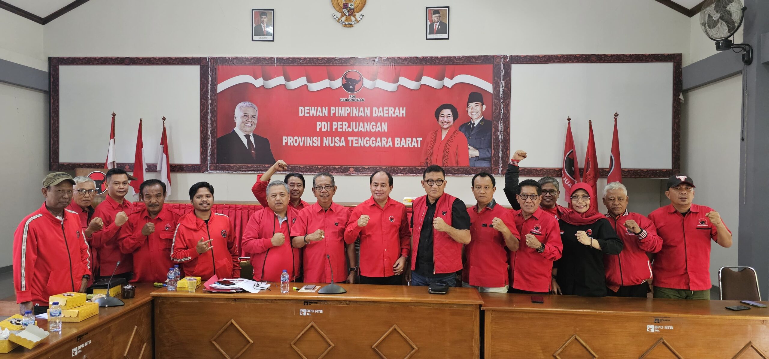 Rapat yang dipimpin Ketua DPD PDI Perjuangan NTB H. Rachmat Hidayat tesebut membahas persiapan Rapat Kerja Nasional (Rakernas) V