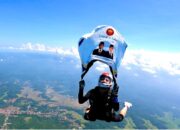 Naila Novaranti Kibarkan Bendera Selamat untuk Prabowo-Gibran dari Langit Nusawiru!