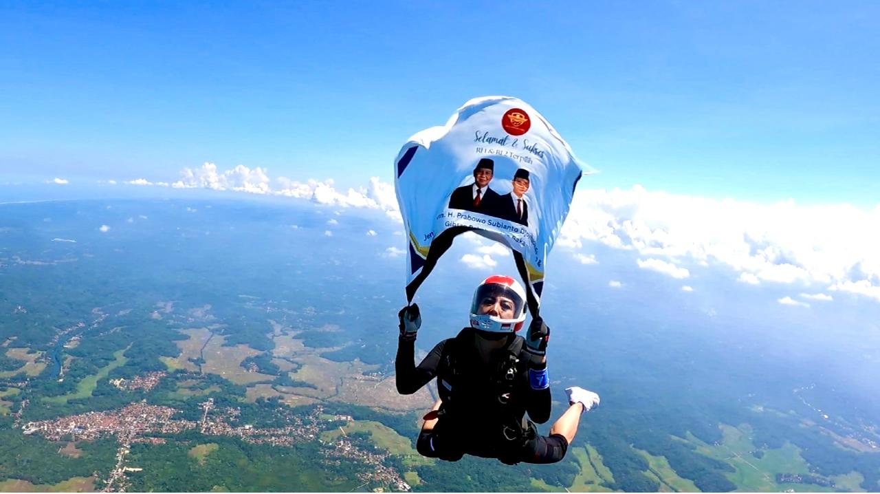 Naila Novaranti Kibarkan Bendera Selamat untuk Prabowo-Gibran dari Langit Nusawiru!