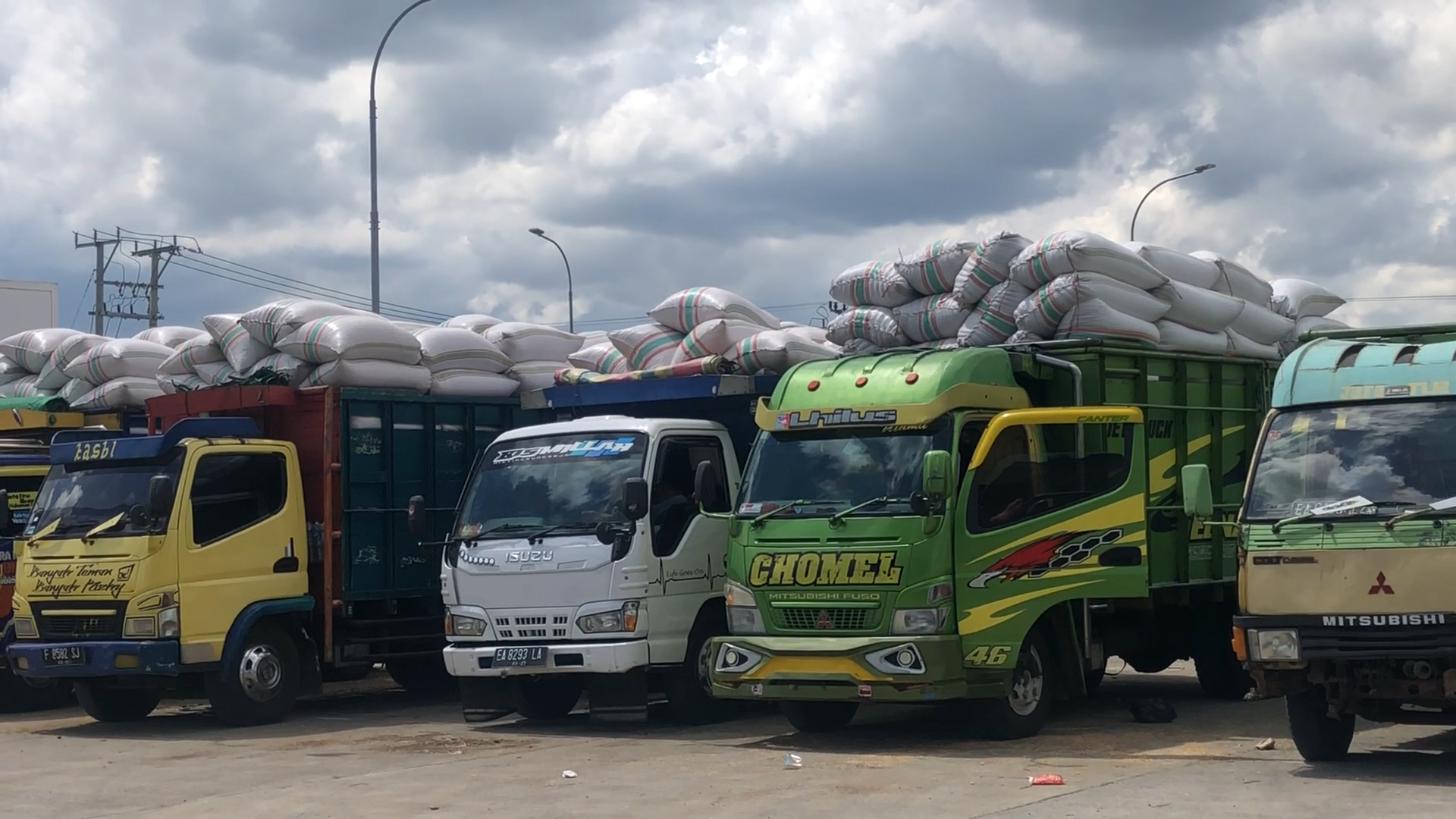 antrian truk yang mengangkut jagung mengular hingga belasan kilometer.