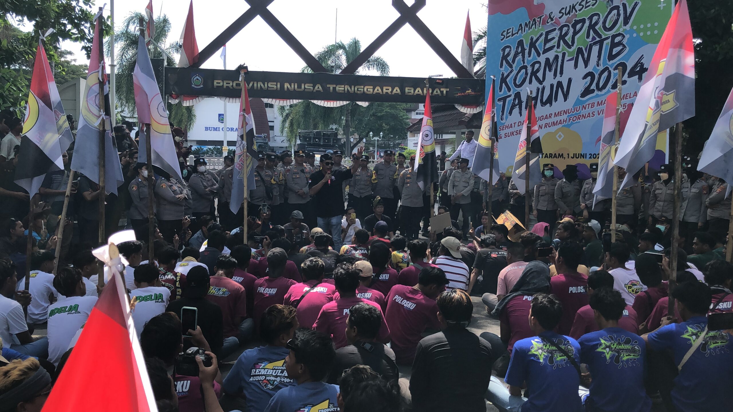 Aliansi Kecimol NTB melakukan aksi demo di depan kantor Gubernur NTB