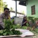 Bhabinkamtibmas Desa Jembatan Kembar Rela Jadi Kurir Demi Bantu Perekonomian Warga