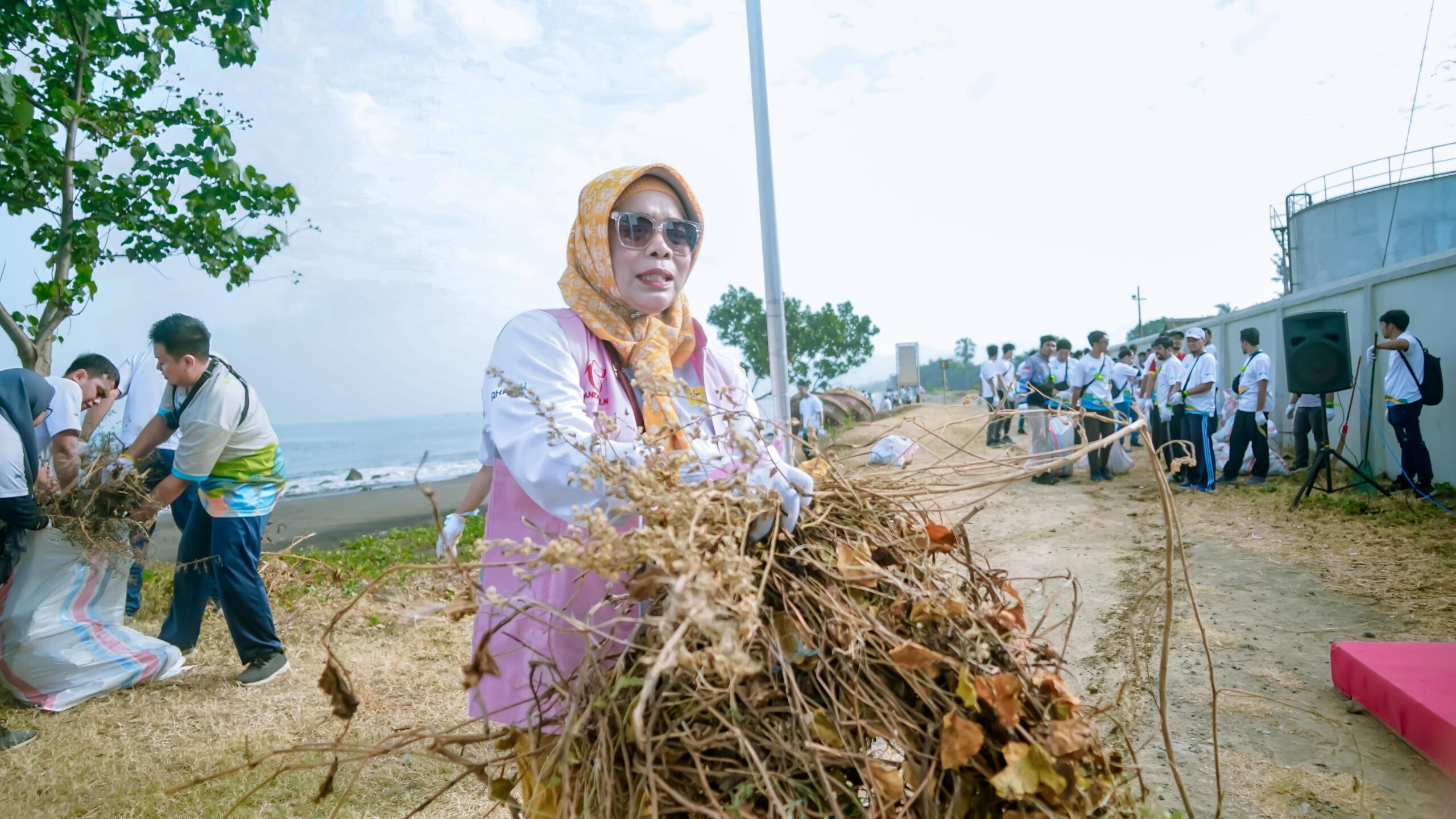 Srikandi PLN NTB Semarakkan Hari Lingkungan Hidup Sedunia dengan Aksi Green Employee Involvement