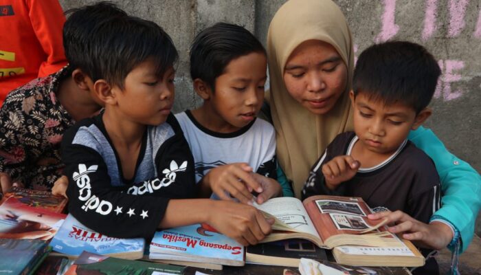 PLN NTB Rayakan Hari Anak Sedunia dengan Digitalisasi Perpustakaan dan Sekolah Alam