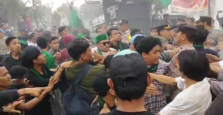 Unjuk Rasa HMI Mataram Berakhir Ricuh, 4 Personil Pengamanan Terluka