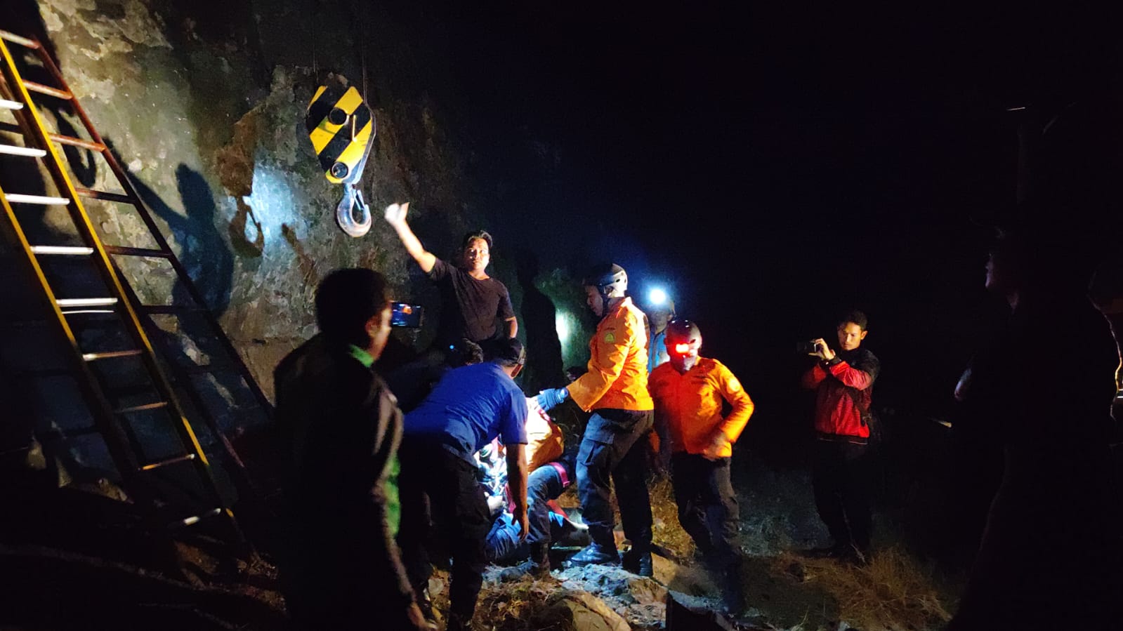 Bocah Tersesat di Atas Bukit, Tim SAR Turun Tangan dengan "Si Besi Raksasa"!
