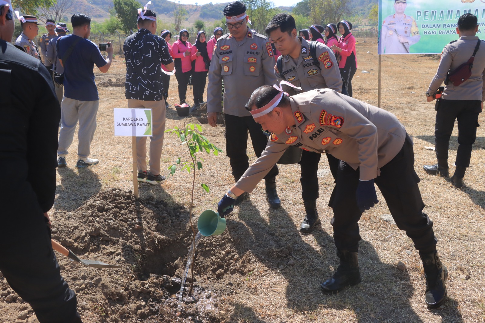 Polres Sumbawa Barat Rayakan Hari Bhayangkara ke-78 dengan Aksi Peduli Lingkungan dan Ketahanan Pangan