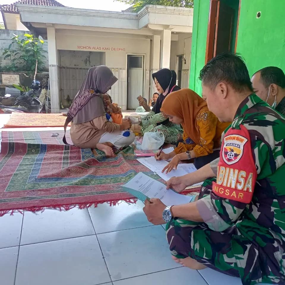 Babinsa Lingsar Gelar Posyandu dan Penyuluhan Atasi Stunting di Dusun Taman Lingsar
