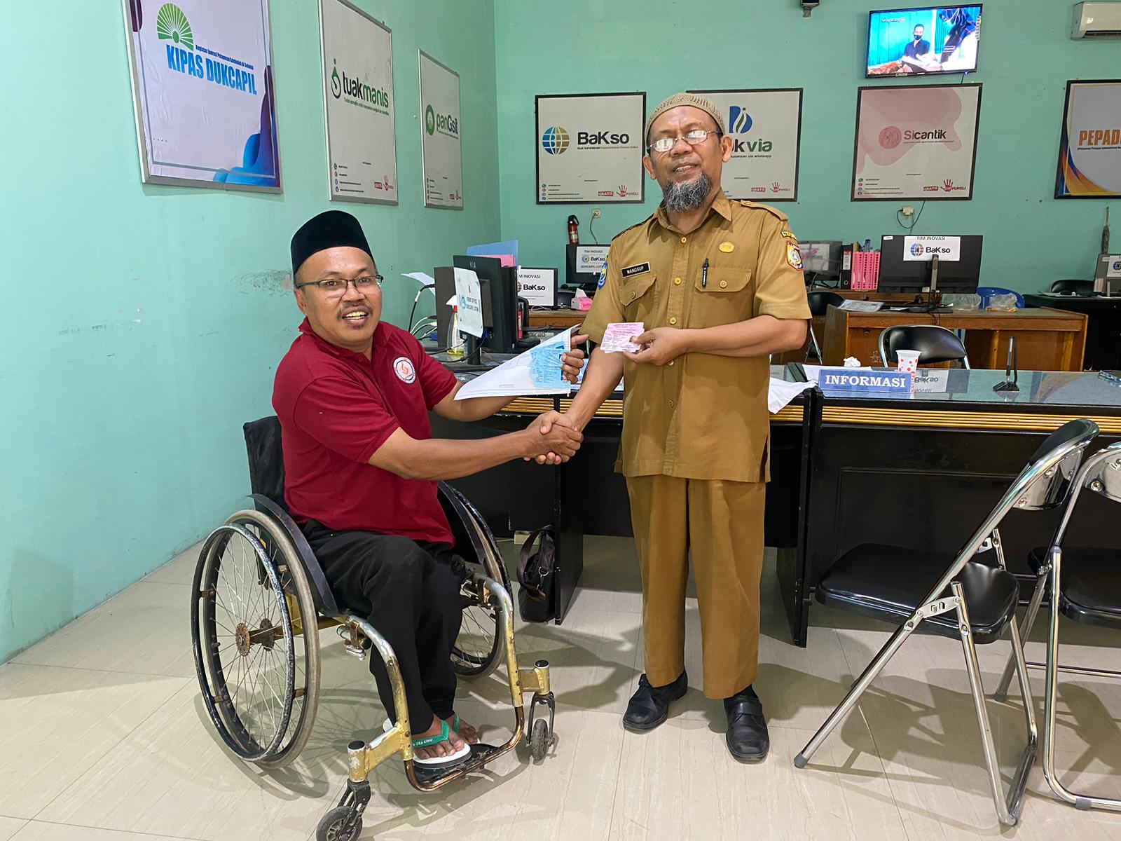 "Tuak Manis" Disdukcapil Lombok Timur: Memberikan Hak Identitas bagi Masyarakat Marginal dan Difabel