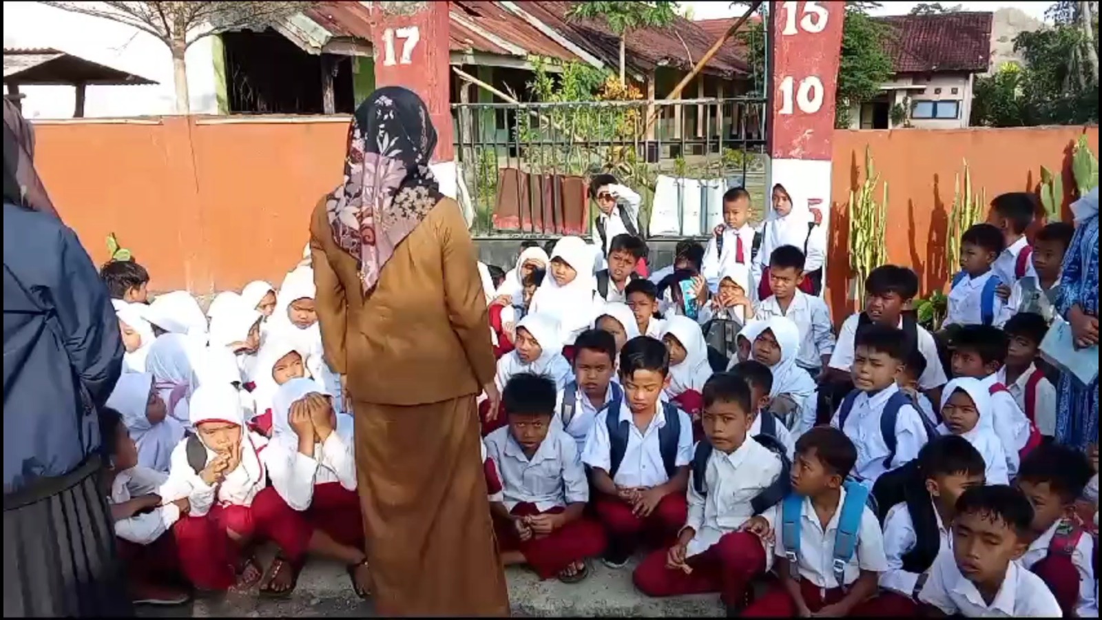 Sekolah Disegel, Ratusan Siswa SDN 1 Jangkih Jawa Belajar di Pinggir Jalan