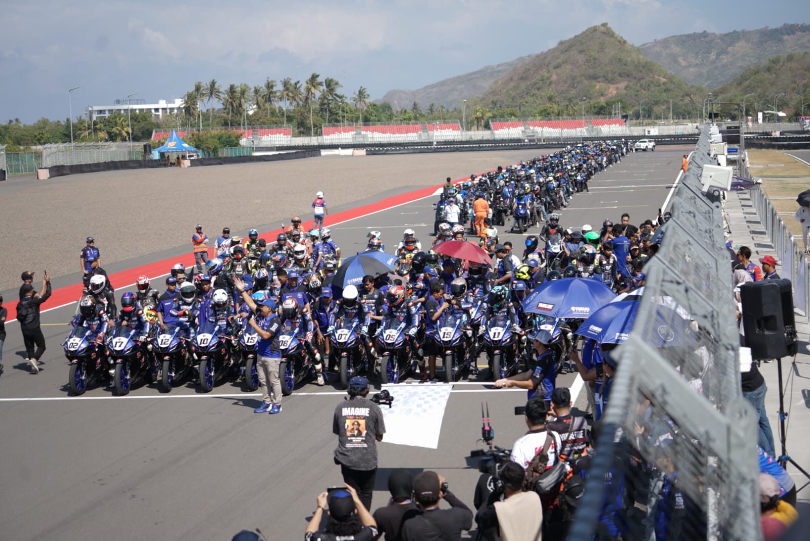 Ratusan Pembalap Menggetarkan Mandalika di bLU cRU Yamaha Sunday Race 2024!