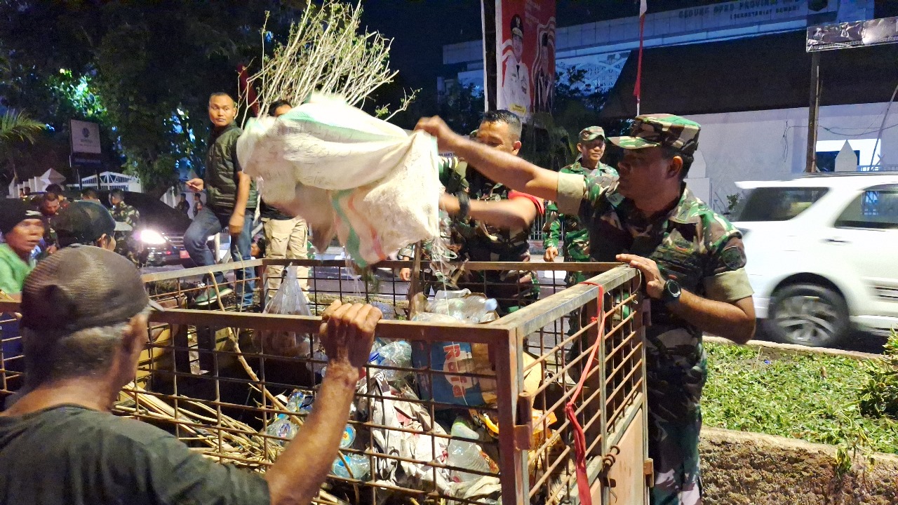 TNI dan Warga Bersatu Bersihkan Kota Mataram Pasca Demo