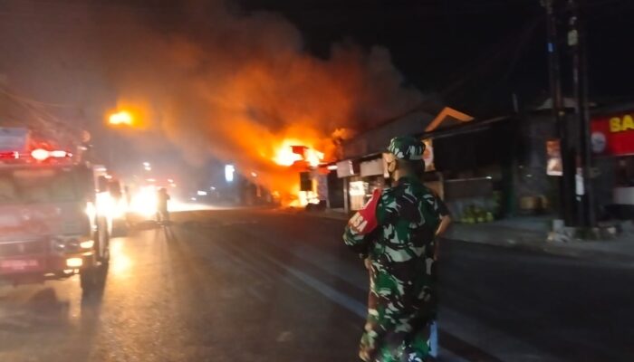 Percikan Api Hanguskan Tiga Kios di Kota Mataram