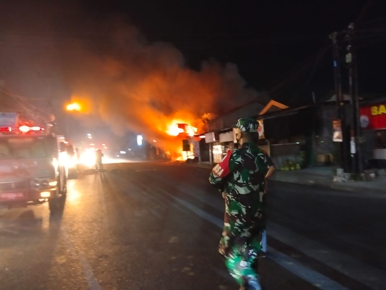 Percikan Api Hanguskan Tiga Kios di Kota Mataram