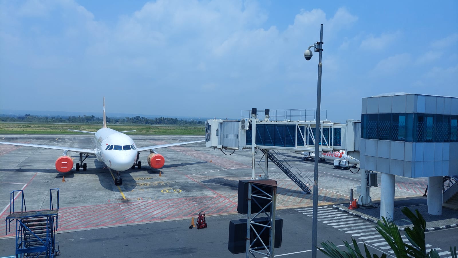 Erupsi Gunung Lewotobi Picu Gangguan Penerbangan di Bandara Lombok