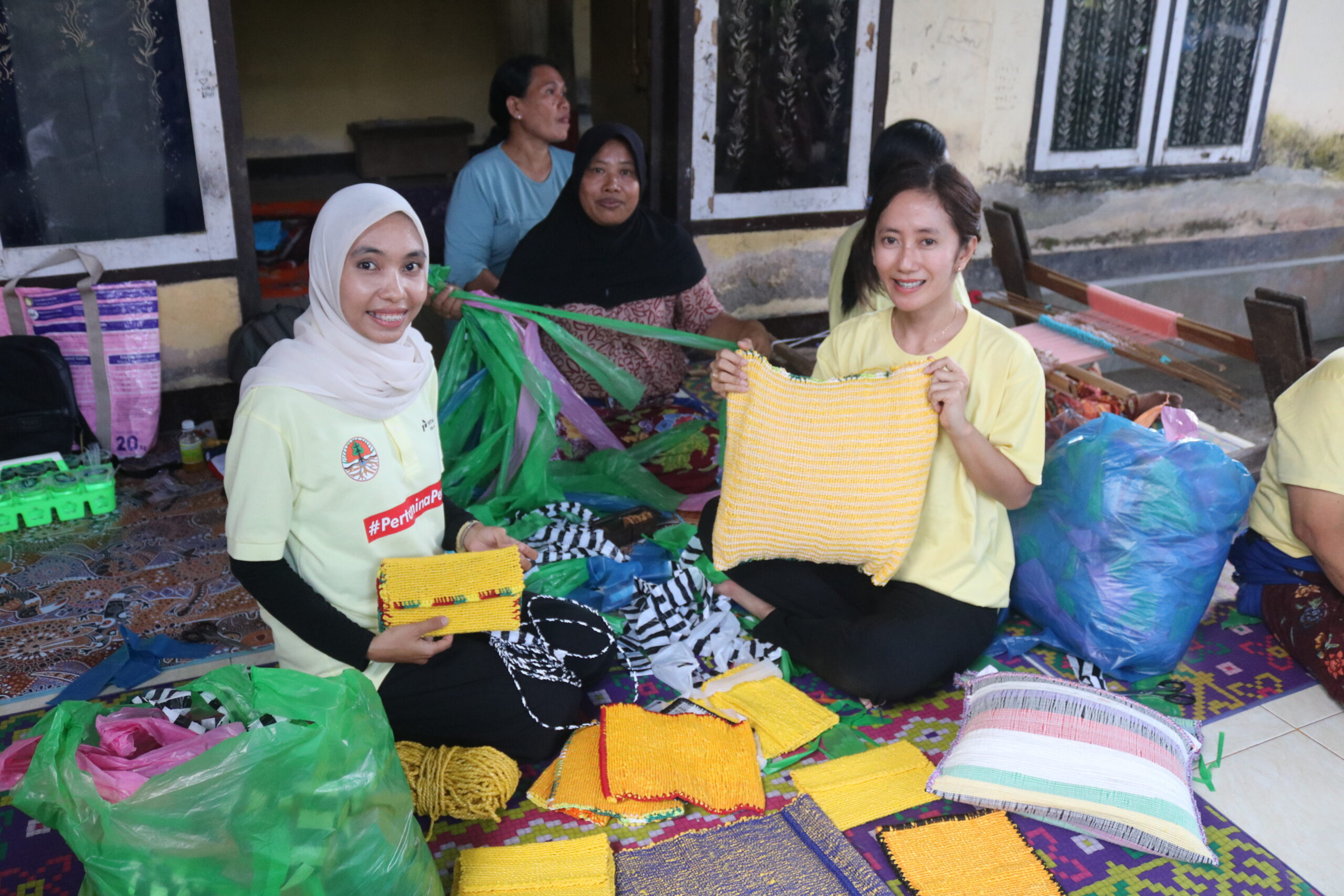 Inovasi Ibu-Ibu Sukarara: Sampah Plastik Jadi Tenun Bernilai Tinggi