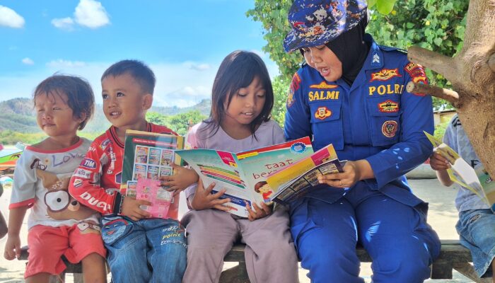 Sat Polair Lombok Tengah Hadirkan Kapal Perpustakaan untuk Anak Pesisir