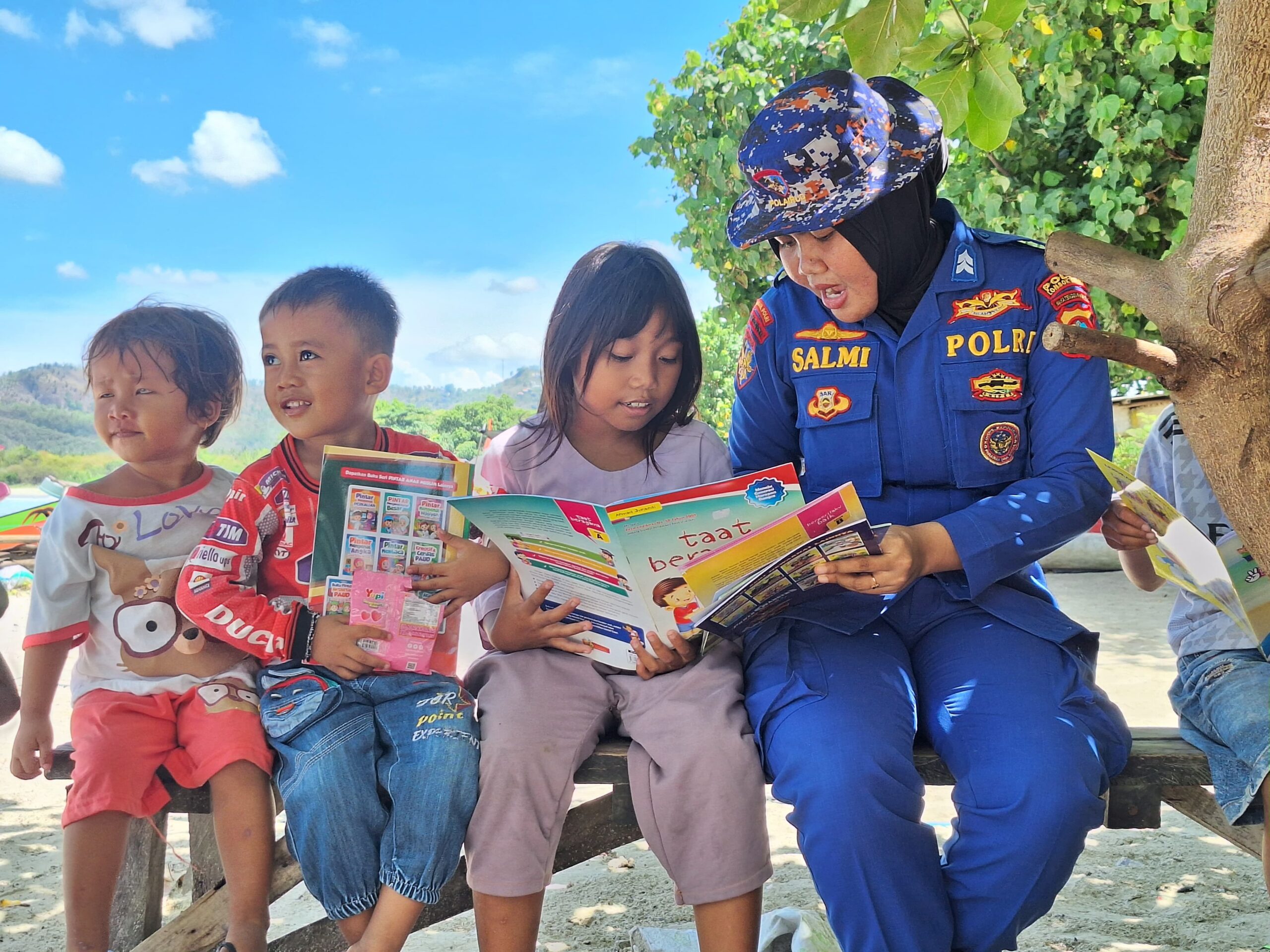 Sat Polair Lombok Tengah Hadirkan Kapal Perpustakaan untuk Anak Pesisir