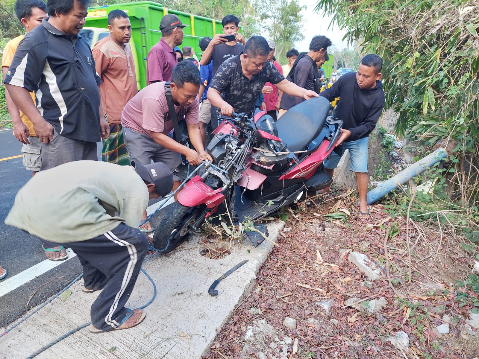 Gagal Kendalikan Motor, WNA Jerman Tabrak Pembatas Jalan
