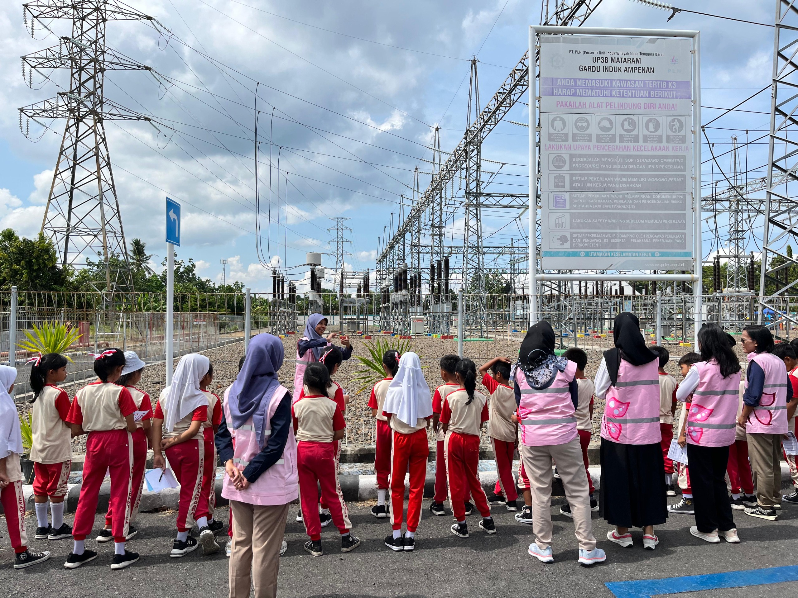 PLN NTB Edukasi Generasi Muda: Pahlawan Energi Masa Depan!