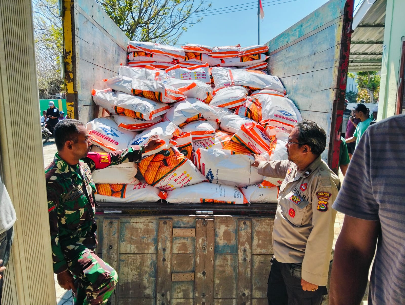 Polres Sumbawa Barat Dukung Ketahanan Pangan Lewat Distribusi Benih Jagung