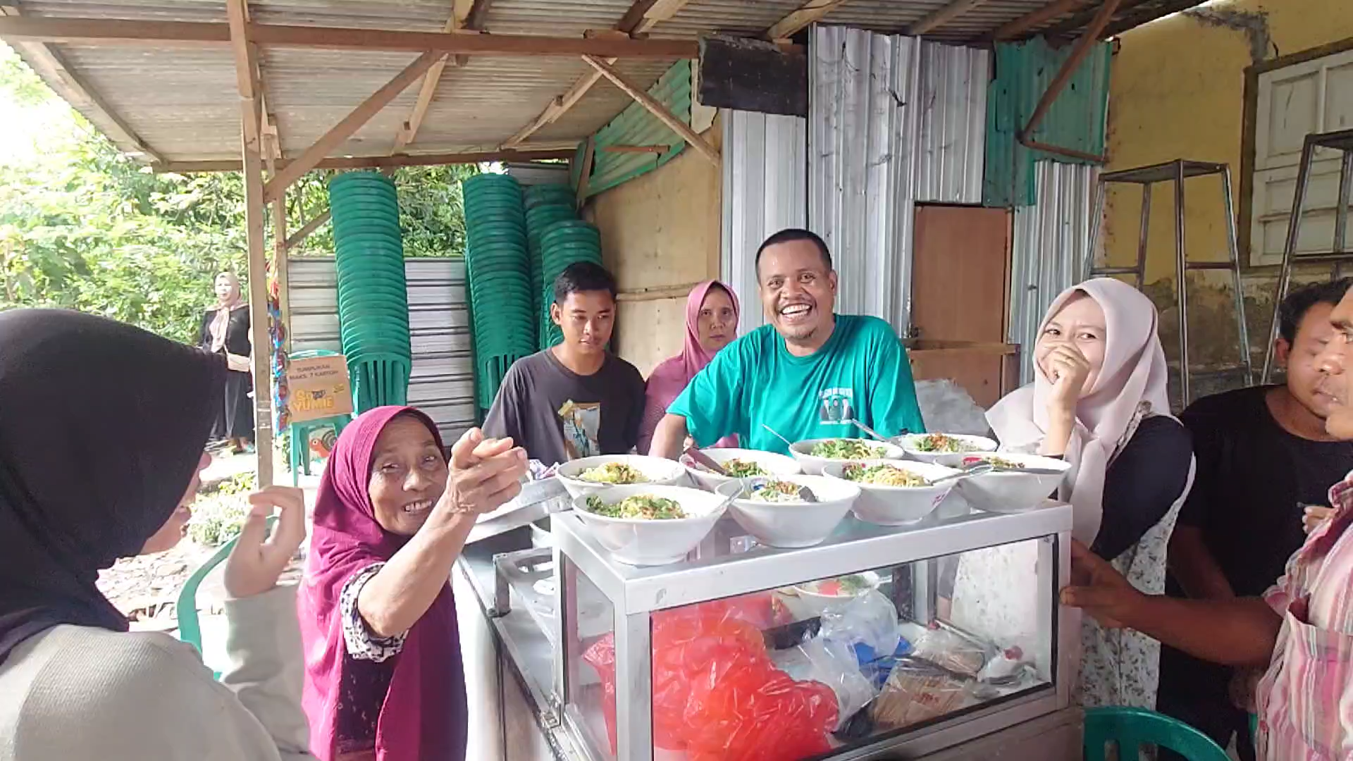 TPS Jadi Meriah: Bakso Gratis Bawa Warga ke Kotak Suara